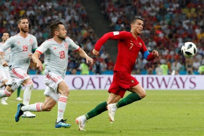 Jordi Alba, jugador del Barça i de la selecció espanyola, persegueix Cristiano Ronaldo, que ahir va anotar tres gols per a Portugal.