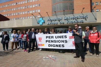 Concentración para exigir unas pensiones dignas, ayer, ante el Hospital Arnau de Vilanova.