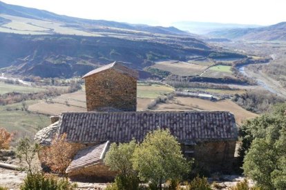 Una vista de l’església de Sant Pere d’Orrit, a la zona de la Terreta.