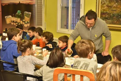 La sesión inaugural incluyó una desgustación de aceites. 