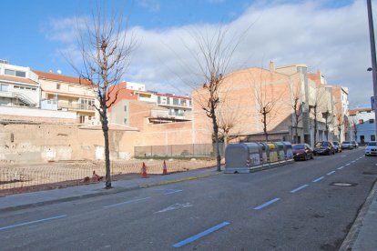 El solar que es convertirà en un nou aparcament de zona blava.