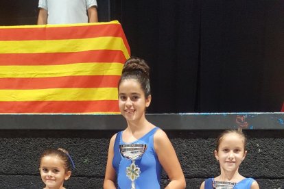 Patinadores del CP Alguaire, amb els seus trofeus.