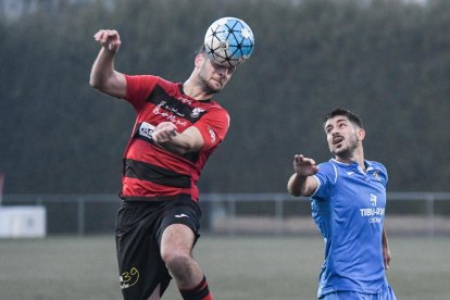 Un jugador del EFAC cabecea un balón ante la mirada de un rival en una acción del partido de ayer