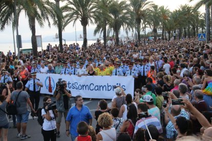 Las fuerzas de seguridad y los servicios de emergencia encabezaron la manifestación, que desbordó el paseo marítimo de Cambrils por la gran afluencia de personas.