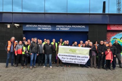 Examinadores concentrados ayer ante la DGT en Barcelona.