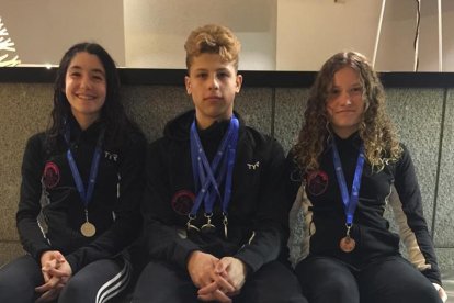 Els tres nadadors del CN Cervera que ahir van aconseguir medalla a la tercera jornada del Català.