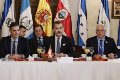 Sánchez y Felipe VI, ayer, en la Cumbre Iberoamericana en Antigua.