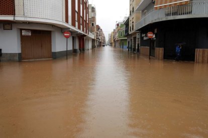 Imagen de las calles del barrio de les Basses d’Alzira, en la provincia de Valencia, ayer