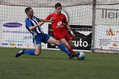 Un jugador del San Cristóbal li disputa la pilota a un altre de l’Alpicat ahir durant el partit.