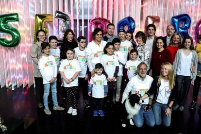 La ministra de sanitat, Dolors Montserrat, posa juntament amb president de la Fundació Aladina, Paco Arango, entre altres, durant la seua visita per conèixer la tasca de la Fundació en el Día Mundial contra el Càncer Infantil.