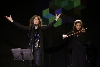 La cantant lleidatana Carolina Blàvia, ahir durant el concert que va oferir al Cafè del Teatre.