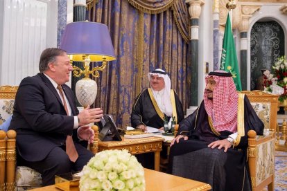 Mike Pompeo, al costat del rei saudita, Salman bin Abdelaziz, ahir a Riad.