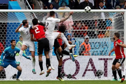 Giménez remata de cap per marcar l’únic gol del partit.