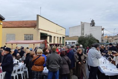 Muchos de los visitantes participaron en el tradicional almuerzo. 