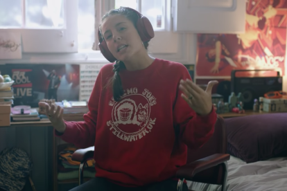 La hija en pleno rap anti-padres.