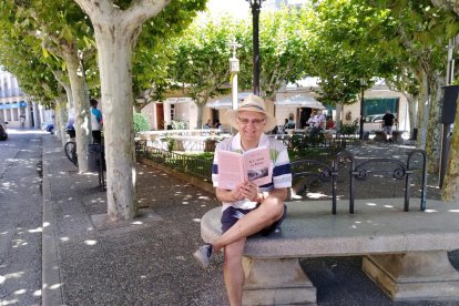 Josep de Lamoga ‘Waldo Lideker’, en la plaza de La Creu de Tremp con su novela ‘R. C. nació en Talarn’. 