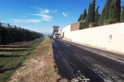 Les obres de pavimentació del camí.