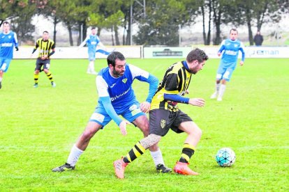 Un jugador de l’Angulària condueix la pilota després de superar un adversari.