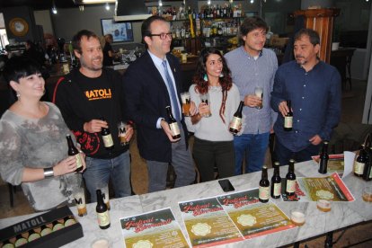 El bar de L’Amistat acogió ayer la presentación de la cerveza. 