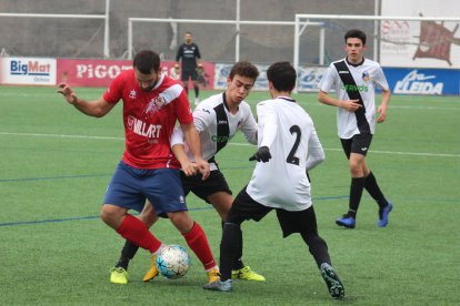 Una jugada del partit d’ahir entre el Balaguer B i l’EF Tremp.