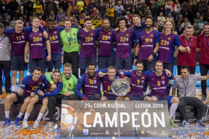 La plantilla i el cos tècnic del Barça posen amb el trofeu conquerit ahir.