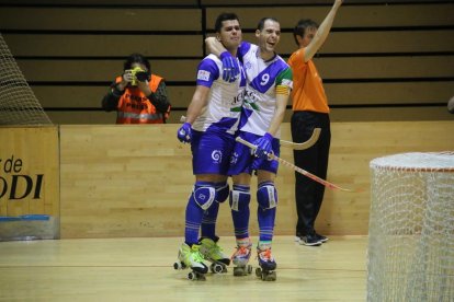 Jordi Creus i Andreu Tomàs celebren un gol en un partit.