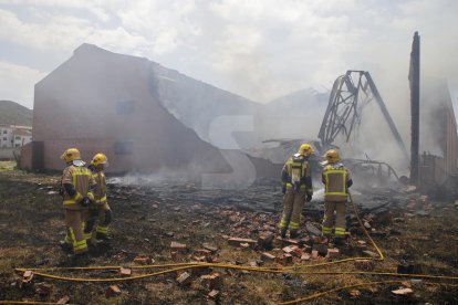 El foc ha calcinat una nau a la Granja d'Escarp.