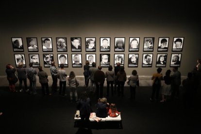 Alud de visitantes ayer en el último día de la muestra de Santiago Sierra sobre los presos políticos en el Museu de Lleida. 