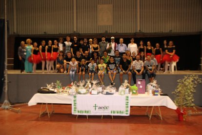 Foto de familia de las más de cuarenta personas que participaron ayer en el acto solidario. 