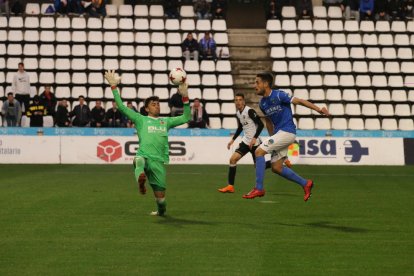 Després d’un control estratosfèric, Javi López es disposa a connectar la vaselina per sobre del porter Cristian Rivero, que suposava el 3-0.