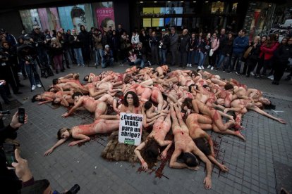 ‘Performance’ de unos 50 activistas, ayer en la plaza Catalunya.