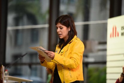 La portavoz de ERC, Marta Vilalta, leyendo la carta de Junqueras.