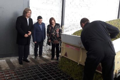 La presidenta de la Diputación, Rosa Maria Perelló, inauguró el certamen de Maials. 