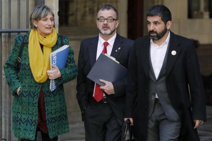 Els consellers de Salut, Alba Vergés, d'Acció Exterior, Alfred Bosch (centre), i de Treball, Chakir El Homrani, a la seva arribada a una reunió setmanal del govern català.