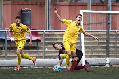 Un jugador del Júpiter i un altre del Tàrrega pugnen per la pilota durant una acció del partit.