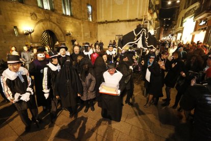 La comitiva fúnebre hizo ayer su tradicional recorrido por el Centro Histórico de Lleida para despedir al rey del Carnaval Pau Pi.