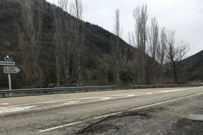 Uno de los tramos de la vía con socavones en el firme. 