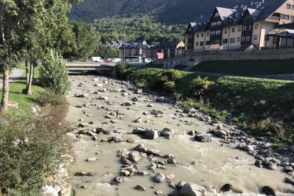 Las aguas turbias del río Garona el pasado fin de semana. 