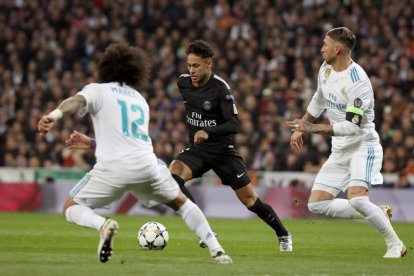 Neymar intenta irse de los madridistas Marcelo y Sergio Ramos.