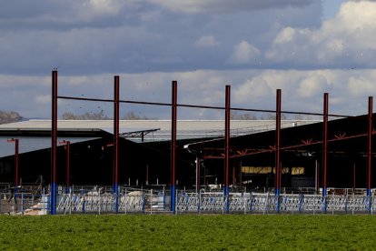 En el centro de la imagen se pueden apreciar las placas solares instaladas en uno de los tejados de la granja. 