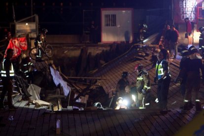 Operarios trabajando en el socavón del puente de Vigo.