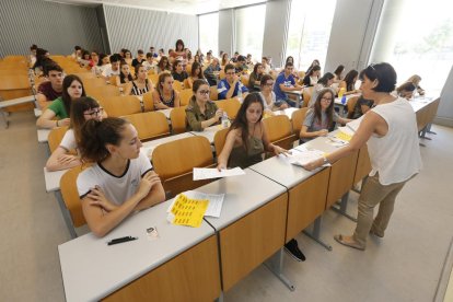 Algunos de los 312 aspirantes a maestros antes de comenzar las pruebas de aptitud personal.