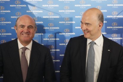 El ministro Luis de Guindos junto al comisario Pierre Moscovici.