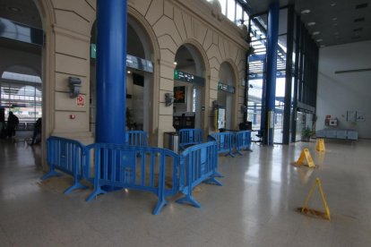 La zona de acceso a la vía 1 de la estación, acordonada por goteras. 