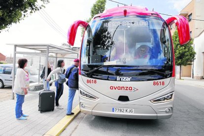 Viatgers a Almacelles agafant l’autocar a Barcelona.