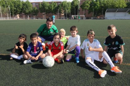 Jugadores del Prebenjamín de la UE Gardeny, junto con su técnico, Eloi Ortiz, ayer durante la sesión de entrenamiento.