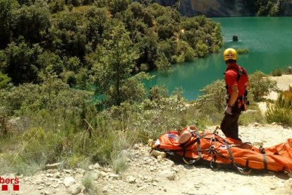 Un efectiu dels GRAE, al costat de l’excursionista ferit al congost de Mont-rebei.