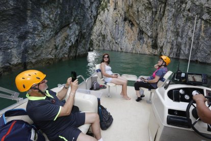 Turistes solcant el congost de Mont-rebei ahir a la tarda.  A la foto inferior a la dreta el vaixell passa per sota de la passarel·la per als vianants sobre el riu.