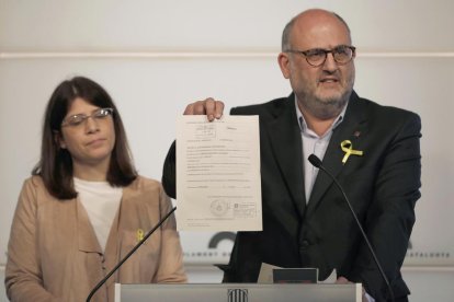 El portaveu de JxCat, Eduard Pujol, i la diputada de la formació, Aurora Madaula, durant la roda de premsa avui