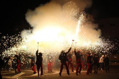 Un momento del ‘correfoc’ de las fiestas de Bellpuig, celebradas el pasado fin de semana. 